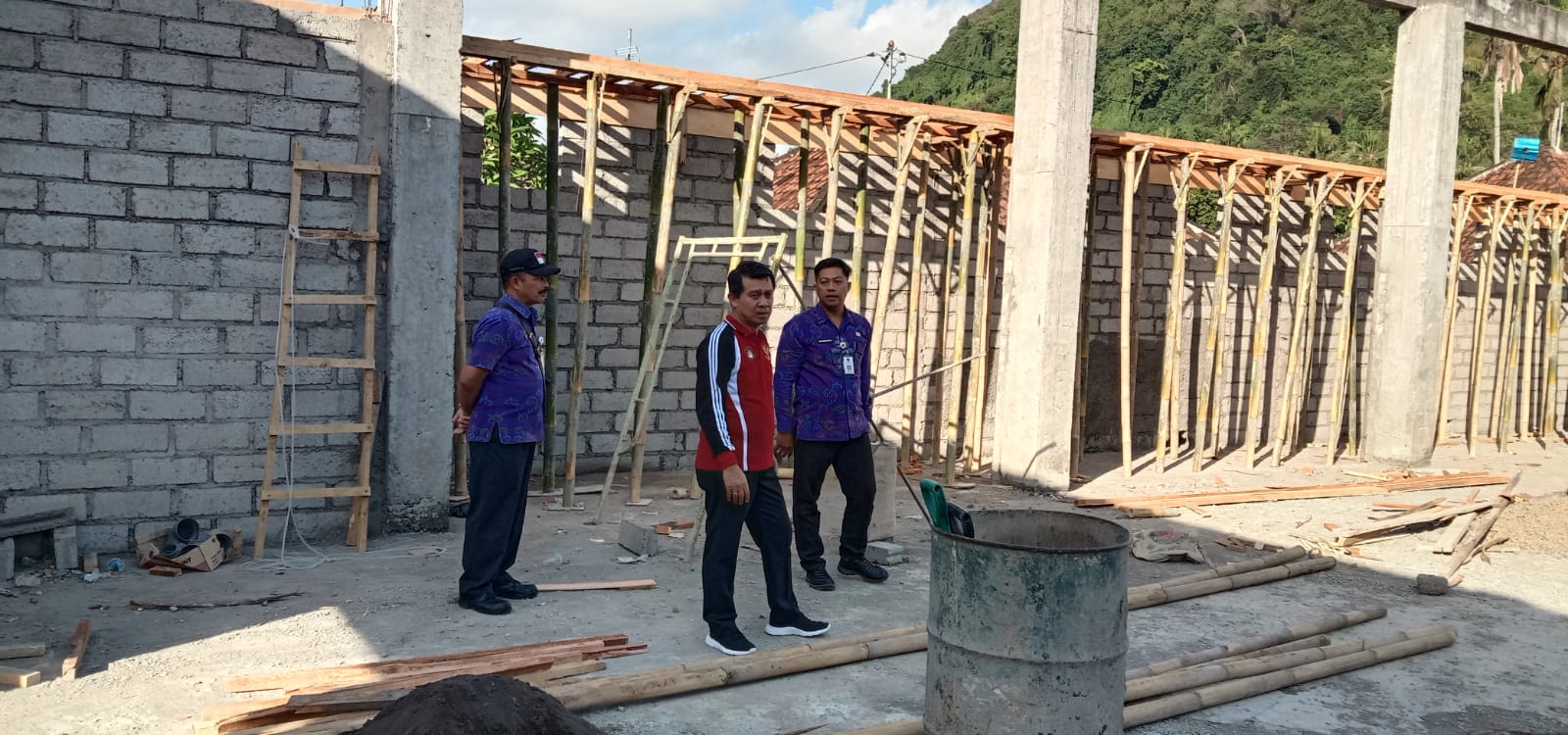 Mendampingi Bapak Bupati Meninjau Pembangunan GOR lapangan umum Dawan