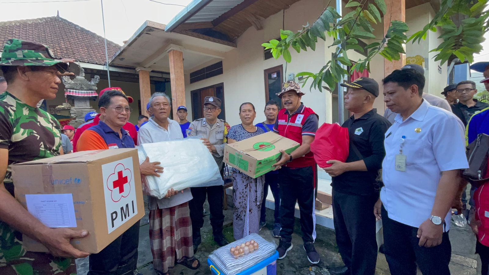 Bapak Sekcam Dawan mendampingi kunjungan Wakil Bupati Klungkung ke lokasi kebakaran Desa Dawan Kaler