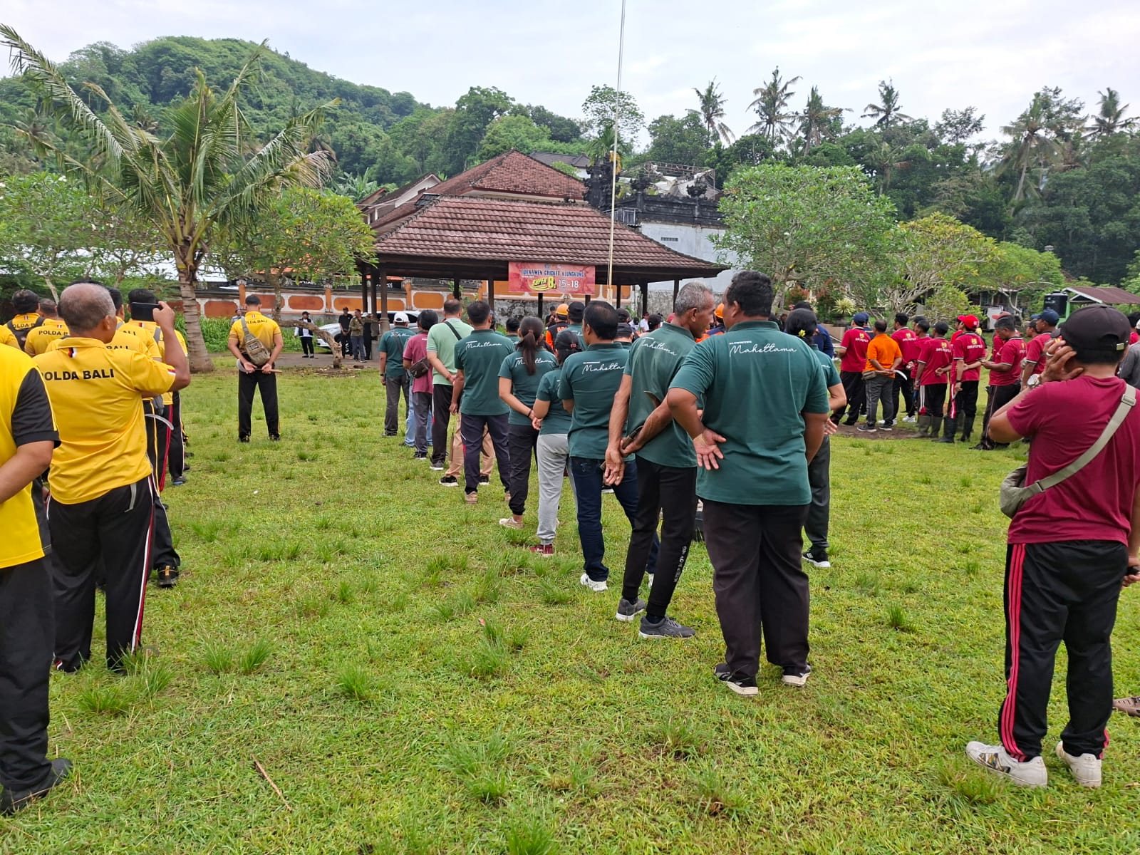 Jaga Kesiapsiagaan Musim Hujan: Pemerintah Kecamatan Dawan Bersama Warga Bersihkan Saluran Air